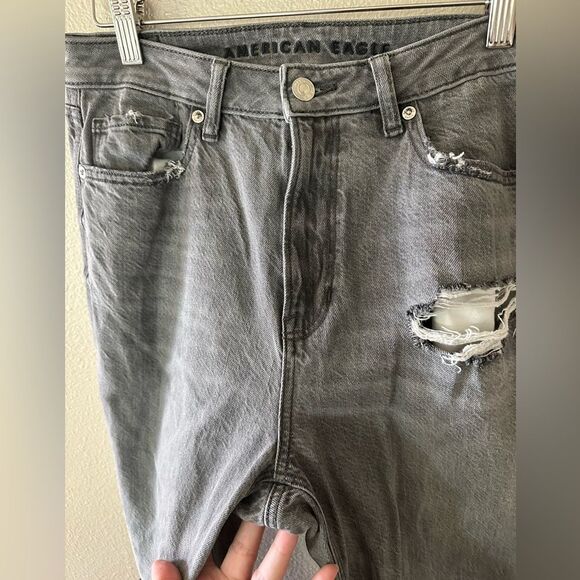 American Eagle Distressed Mom Jean High Waist Grey Wash Denim Tapered Size 6 - Picture 2 of 6